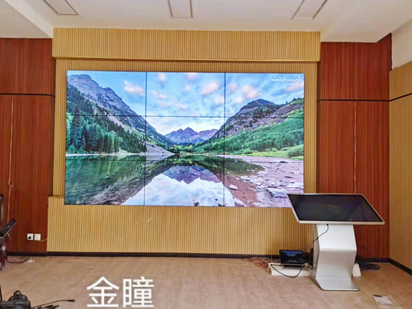 云南迪慶里地水電工程建設(shè)管理局55寸3.5mm3X3矩陣+觸摸一一體機+壁掛支架